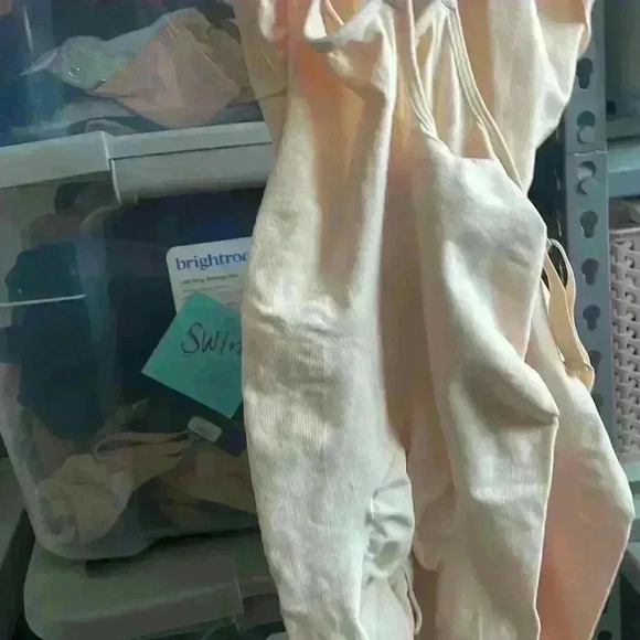 SKIMS- NWOB Sculpting Seamless Mid Thigh Bodysuit - Light nude - Picture 5 of 13